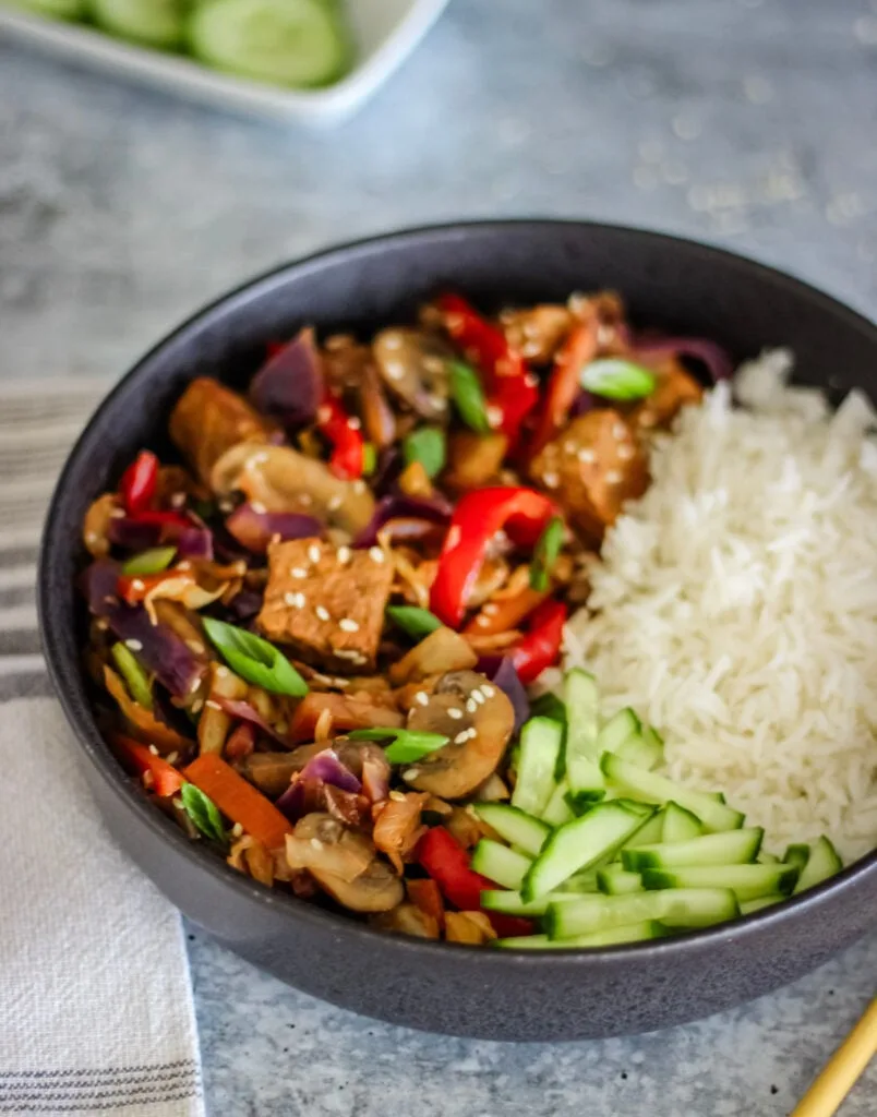 How to make vegan stir-fry with tempeh and cabbage